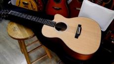 Martin 000CJR-10E Junior 000　カッタウェイ　000CJR 　アンプに繋げる　　【 マーチン　ジュニア JR　000CJR10E　pickup搭載　】　