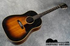 Gibson J-45 (1955) 1955年ならではの過渡期の仕様を持った1本で、スキャロップブレーシングでラージピックガード仕様の魅力ある個体です。