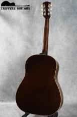 Gibson J-45 (1955) 1955年ならではの過渡期の仕様を持った1本で、スキャロップブレーシングでラージピックガード仕様の魅力ある個体です。_3