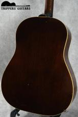 Gibson J-45 (1955) 1955年ならではの過渡期の仕様を持った1本で、スキャロップブレーシングでラージピックガード仕様の魅力ある個体です。_5