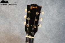 Gibson J-45 (1955) 1955年ならではの過渡期の仕様を持った1本で、スキャロップブレーシングでラージピックガード仕様の魅力ある個体です。_6