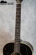 Gibson J-45 (1955) 1955年ならではの過渡期の仕様を持った1本で、スキャロップブレーシングでラージピックガード仕様の魅力ある個体です。_7