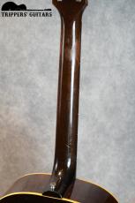 Gibson J-45 (1955) 1955年ならではの過渡期の仕様を持った1本で、スキャロップブレーシングでラージピックガード仕様の魅力ある個体です。_9