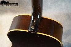 Gibson J-45 (1955) 1955年ならではの過渡期の仕様を持った1本で、スキャロップブレーシングでラージピックガード仕様の魅力ある個体です。_12