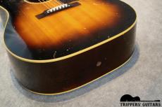 Gibson J-45 (1955) 1955年ならではの過渡期の仕様を持った1本で、スキャロップブレーシングでラージピックガード仕様の魅力ある個体です。_13