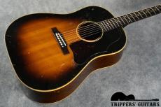 Gibson J-45 (1955) 1955年ならではの過渡期の仕様を持った1本で、スキャロップブレーシングでラージピックガード仕様の魅力ある個体です。_14