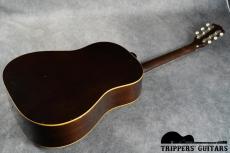 Gibson J-45 (1955) 1955年ならではの過渡期の仕様を持った1本で、スキャロップブレーシングでラージピックガード仕様の魅力ある個体です。_15