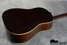 Gibson J-45 (1955) 1955年ならではの過渡期の仕様を持った1本で、スキャロップブレーシングでラージピックガード仕様の魅力ある個体です。_16