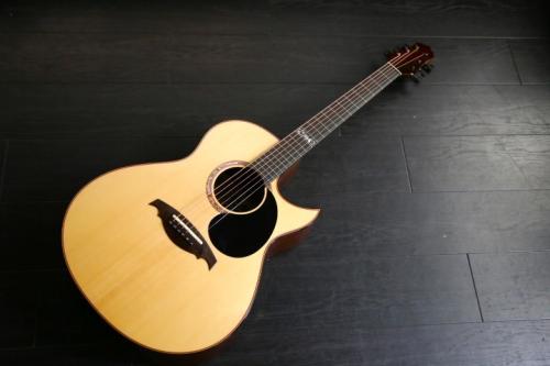 A.Kuwano Guitars（桑野亜矢喜） カスタムメイド　ハカランダ・カッタウェイ　セール期間限定価格