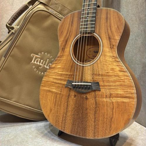 Taylor 【試奏動画あり】GS Mini-e Koa #2210285470【迫力あるトラ杢トップ】【カラッとした音色が魅力】【送料当社負担】【池袋店在庫品】
