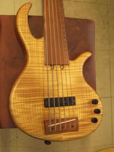 elrick Platinum Series 6弦フレットレス