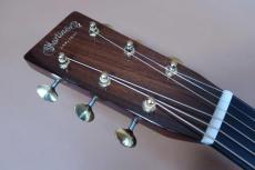 Martin 000-28 Modern Deluxe / Inly Logo・Waverly Open Back Gold Peg・Solid Spruce Top With VTS・Solid Rosewood Side and Back・Adirondack Spruce Brace With VTS・Ebony Fingerboard and Bridge・Herringbone and Flamed _8