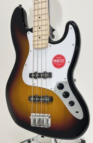 Squier Affinity Series Jazz Bass, Maple Fingerboard, White Pickguard / 3-Color Sunburst