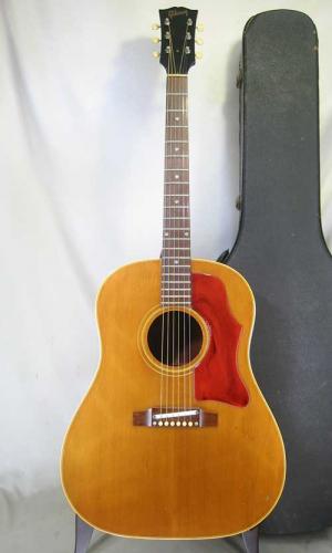 Gibson J-50 / Large guard・Jacaranda Fingerboard & Upper Belly Bridge・Adjustable Saddle・Spruce Top・Mahogany Side and Back・Neck Width at Nut 40mm【With Original Hard Case】1967年製