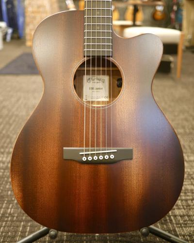 Martin 000CJR-10E ～Street Master～【コスパ◎】【コードを押さえやすい】