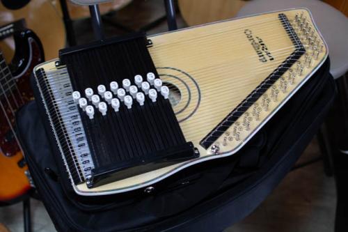 ARIA 【チューニング済み】　アンプに繋げる AutoHarp　マイクつき コードハープ　【アリア オートハープ ARIA　 ACH-210S 】