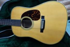 Martin D-28 75th Anniversary Edition /  Old Decal Logo・Waverly peg・Solid Adirondack Spruce Top・Solid Madagascar Rosewood Side and Back・Ivory Nut and Saddle・Ebony Fingerboard・Torts Color Pick-guard【With Marti_2