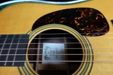 Martin D-28 75th Anniversary Edition /  Old Decal Logo・Waverly peg・Solid Adirondack Spruce Top・Solid Madagascar Rosewood Side and Back・Ivory Nut and Saddle・Ebony Fingerboard・Torts Color Pick-guard【With Marti_10
