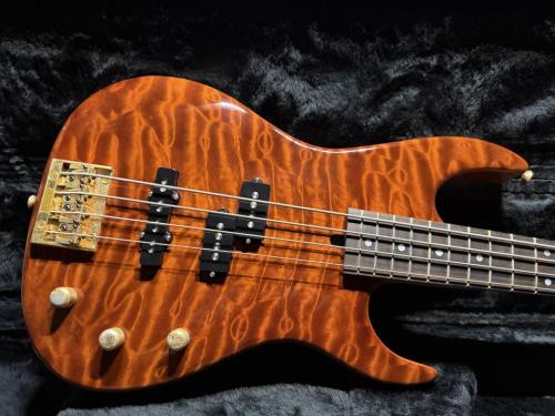 Valley Arts Valley Arts Custom Pro USA Bass / Brown Quilt TOP