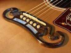 Gibson インペリアルペグ搭載の少しゴージャスなSJ-200!_8