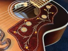Gibson インペリアルペグ搭載の少しゴージャスなSJ-200!_9