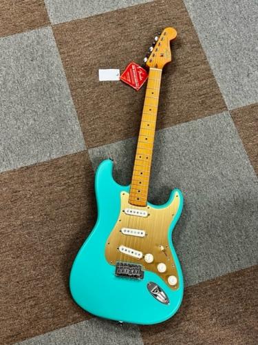 Squier 40th Anniversary Stratocaster, Vintage Edition, Maple Fingerboard, Gold Anodized Pickguard, Satin