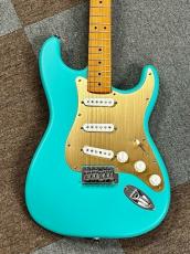 Squier 40th Anniversary Stratocaster, Vintage Edition, Maple Fingerboard, Gold Anodized Pickguard, Satin_2