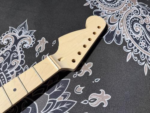 WARMOTH WARMOTH Stratocaster Neck 22 Fretted Maple / Left Hand / Large Head