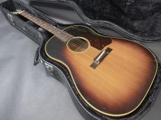 Gibson J-45 1957年製 / Spruce Top・Mahogany Side and Back・Kluson Singles Line Peg・Jacaranda Fingerboard & Bridge・Mahogany Neck・1-Ling Rosette・Adjustable Ceramic Saddle・Large Thin Pick guard 【With Hard Case 】
