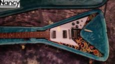 Epiphone JIMI HENDRIX PAINTED V Epiphone Inspired by Gibson Custom Shop Jimi Hendrix "Love Drops" Flying_2