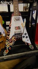 Epiphone JIMI HENDRIX PAINTED V Epiphone Inspired by Gibson Custom Shop Jimi Hendrix "Love Drops" Flying_6