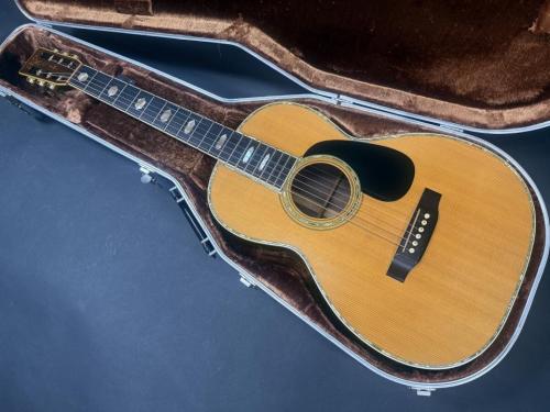 Martin 00-45 1985年製 / Solid Spruce Top・Solid Rosewood Side and Back・Slotted Head・Vertical Logo・Separate Peg・Hexagon Inlay・Style 45 Abalone Trim and Rosette・Ebony Fingerboard and Bridge・Black Pick guard