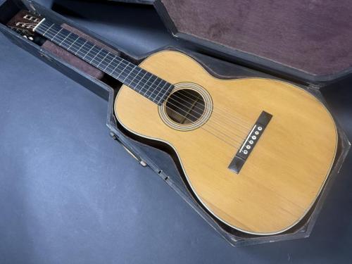Martin -28 New York 1893 / Adirondack Spruce Top・Jacaranda Side and Back・Slotted Head・Ebony Fingerboard and Pyramid Bridge・Spanish Cedar Neck・Herrings bone Purfling・Ivoroid Binding【With Original Coffin Case】