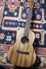 Martin 【エキゾチックな杢目個体・テナー】 T1K #40410【Martinチューナ-&クロス、教本付き】_2