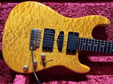 Valley Arts Valley Arts Custom Pro USA Quilted Maple H-S-H / Natural Ambe