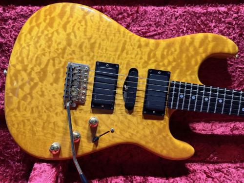 Valley Arts Valley Arts Custom Pro USA Quilted Maple H-S-H / Natural Ambe