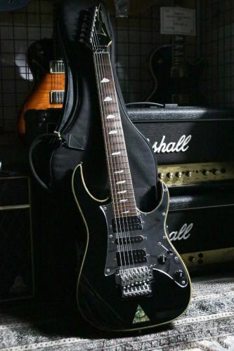 Ibanez Universe UV777P BK (Steve Vai Signature) 1998