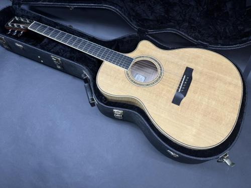 Larrivee VM-09 Flame Maple 2001年製 / Master Grade Canadian Sitka Spruce Top・Master Grade Flame Maple Side and Back・Mahogany Neck・Ebony Fingerboard and Bridge・Maple Binding・Abalone Rosette・ Clear Pick guard