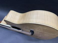 Larrivee VM-09 Flame Maple 2001年製 / Master Grade Canadian Sitka Spruce Top・Master Grade Flame Maple Side and Back・Mahogany Neck・Ebony Fingerboard and Bridge・Maple Binding・Abalone Rosette・ Clear Pick guard_4