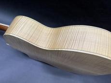 Larrivee VM-09 Flame Maple 2001年製 / Master Grade Canadian Sitka Spruce Top・Master Grade Flame Maple Side and Back・Mahogany Neck・Ebony Fingerboard and Bridge・Maple Binding・Abalone Rosette・ Clear Pick guard_5