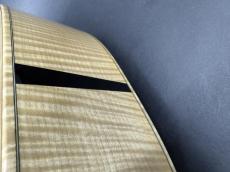 Larrivee VM-09 Flame Maple 2001年製 / Master Grade Canadian Sitka Spruce Top・Master Grade Flame Maple Side and Back・Mahogany Neck・Ebony Fingerboard and Bridge・Maple Binding・Abalone Rosette・ Clear Pick guard_15