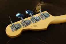 Fender ★セール対象品★Player II Jazz Bass , Maple Fingerboard / Coral Red_6