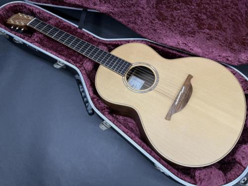 Lowden S-35 2008年製 / S-Series Body・Solid Adirondack Spruce Top・Solid Indian Rosewood Side and Back・Mahogany and Rosewood Walnut 5P Neck・ Ebony Fingerboard・Rosewood Bridge・Scale Length 630mm