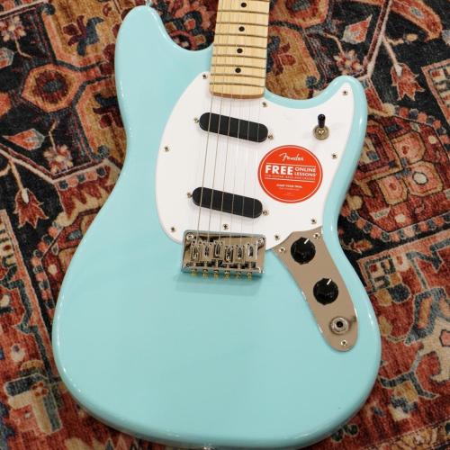 Squier Squier Sonic Mustang, Maple Fingerboard, White Pickguard / Daphne Blue
