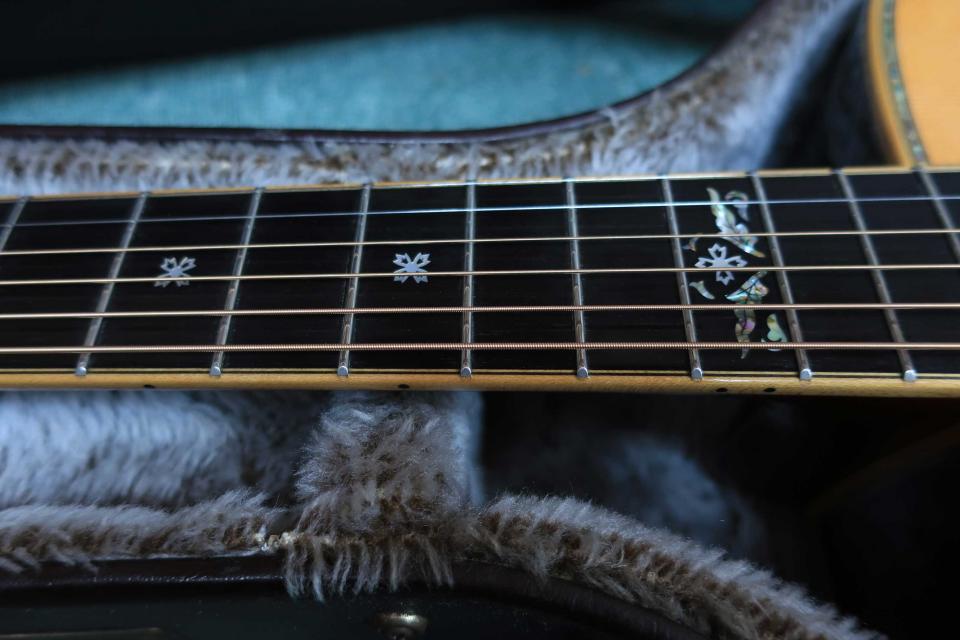 YAMAHA LL-55D.R Custom / Flagship Model・Abalone Trim and Rosette・Solid Premium grade Ezo Spruce Top・Solid Solid Premium grade Rosewood Side and Back 【With Original Hard Case】  2000年製_9