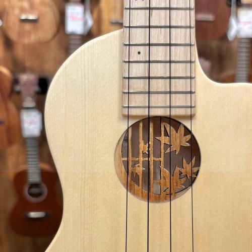 QUIAM Throughneck Concert 楓 【純国産】【コンサートサイズ】