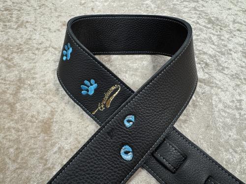 Grande uomo ねこ刺繍ストラップ【アクアマリン】足跡つき