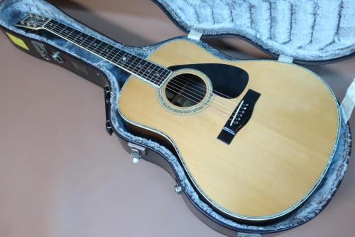YAMAHA  L-55 Custom / Flagship Model・TM-50G Gold Peg・Solid Premium Grade Ezo Spruce Top・Solid Premium Grade Jacaranda Side and Back・Solid Abalone Trim and Rosette・Terry. Nakamoto Signed 【With Original Case】