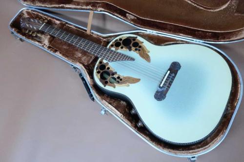 Ovation Super Adamas 1687-7(Beige). 1984年製【期間限定セール特価】ウッド・ノブ / ステレオ・アウトの初期スペック最高峰エレアコ・モデル。オリジナル・ブラウンケース付。
