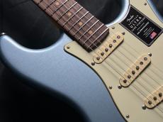 Fender American Ultra Luxe Vintage '60s Stratocaster , Rosewood Fingerboard, Ice Blue Metallic_4
